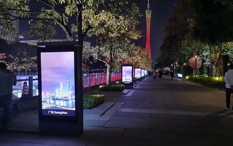 LCD digital signage