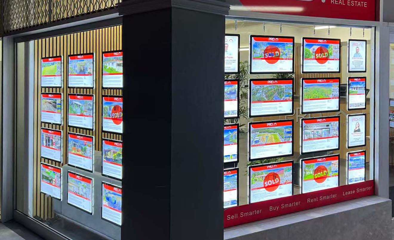 21.5-Inch 4K High-Brightness Hanging Digital Signage Deployed Across Europe