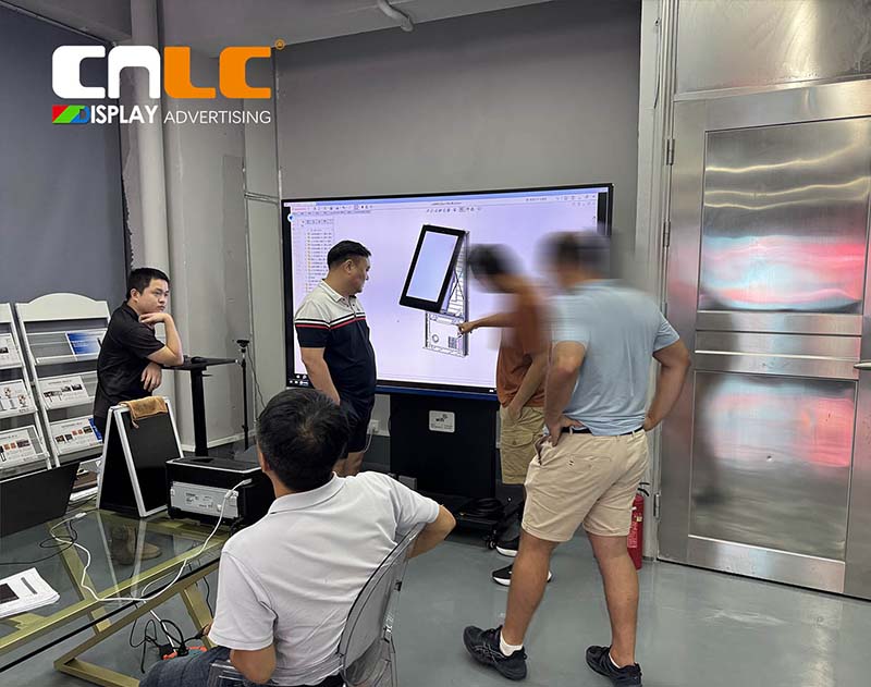 European Client Visits CNLC for Joint Development of LED Mupi Outdoor Display