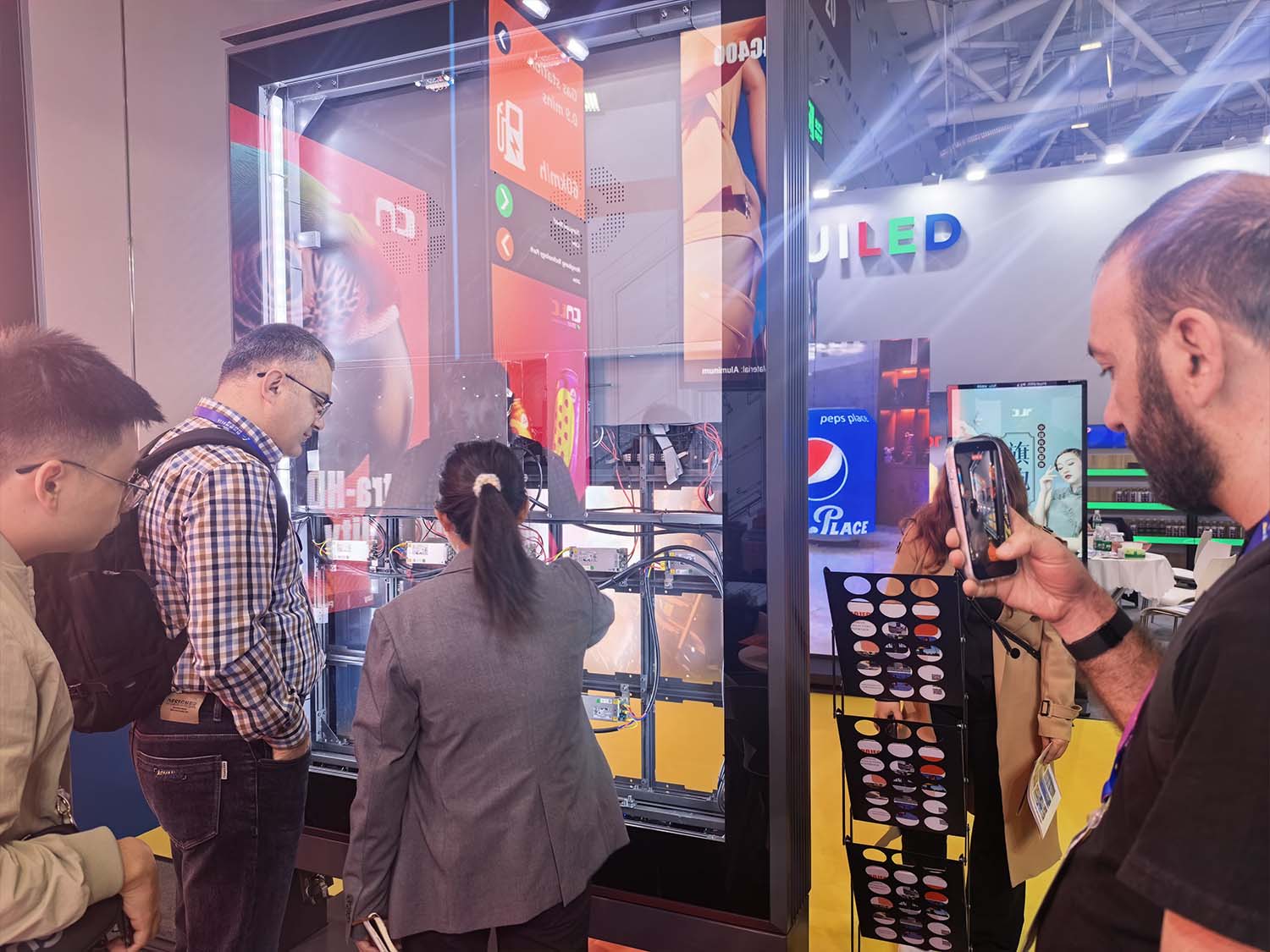 Aluminum display cabinet for outdoor digital signage solutions